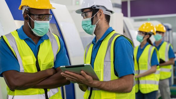 Profissional dando instruções a outros sobre segurança industrial