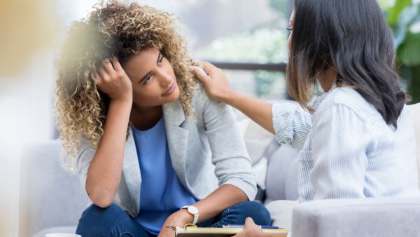 Colaboradora conversando com psicóloga disponibilizada pela empresa