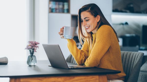 Colaboradora feliz trabalhando em home office